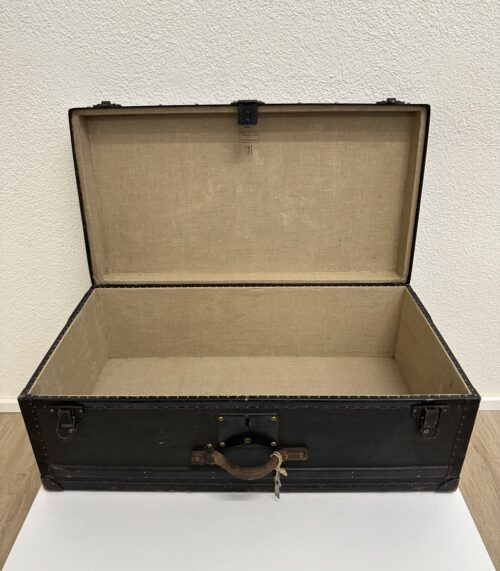 Antik Koffertruhe aus Holz mit Metallbeschlägen