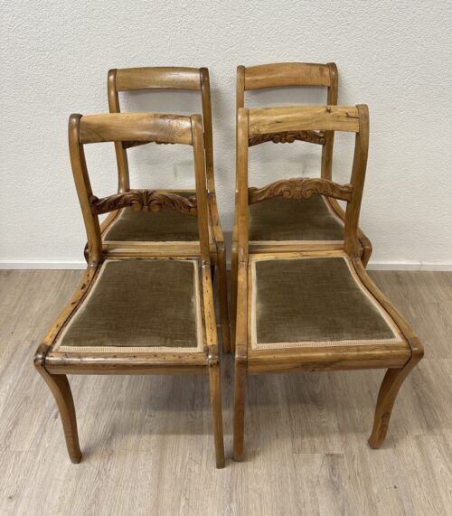 Klassischer Holz Küchenstuhl mit floraler Schnitzerei