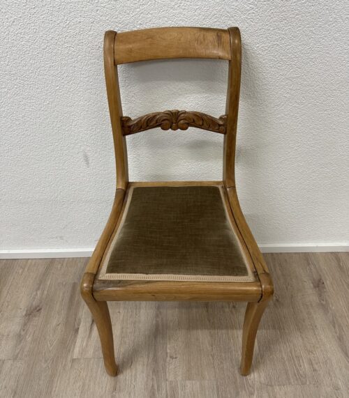 Klassischer Holz Küchenstuhl mit floraler Schnitzerei