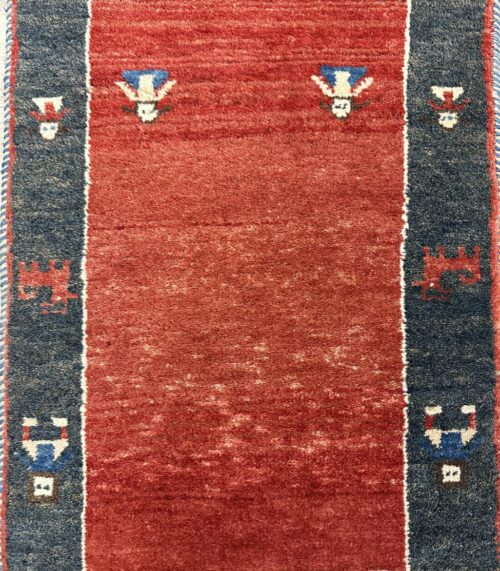 Vintage Orientteppich mit Kinderfiguren in Rot und Blau