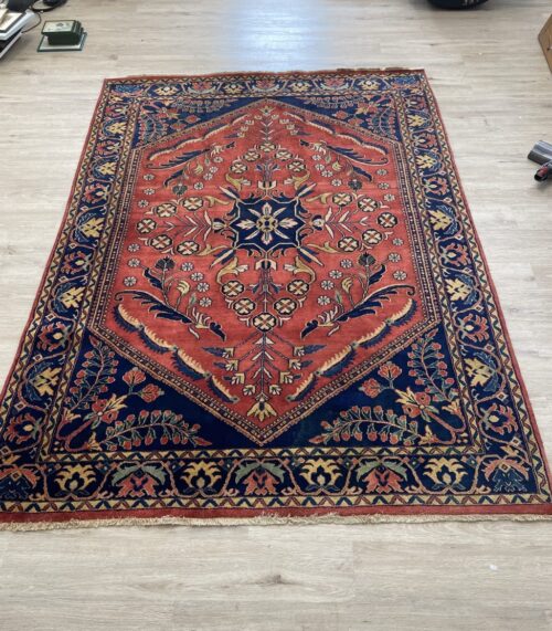 Orientteppich mit floralem Muster in Rot und Blau