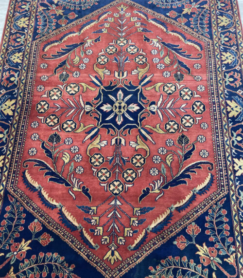 Orientteppich mit floralem Muster in Rot und Blau