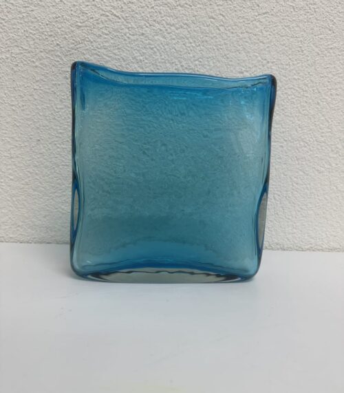 Moderne Glasvase mit blauem Farbverlauf rechteckig