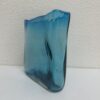 Moderne Glasvase mit blauem Farbverlauf rechteckig
