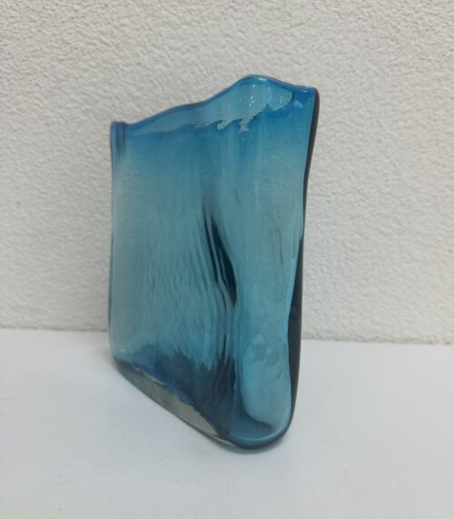 Moderne Glasvase mit blauem Farbverlauf rechteckig