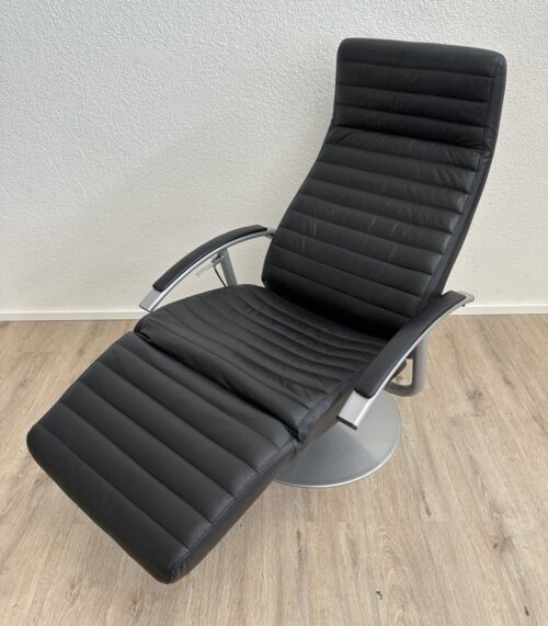 Relaxsessel schwarz mit Drehfuss und Fussstütze