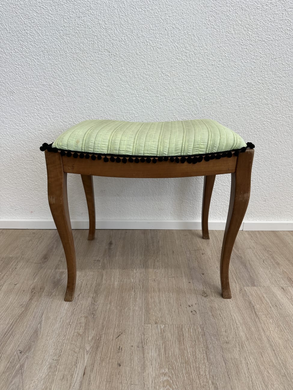 Vintage Chippendale Polsterhocker aus Holz mit hellgrüner Polsterung