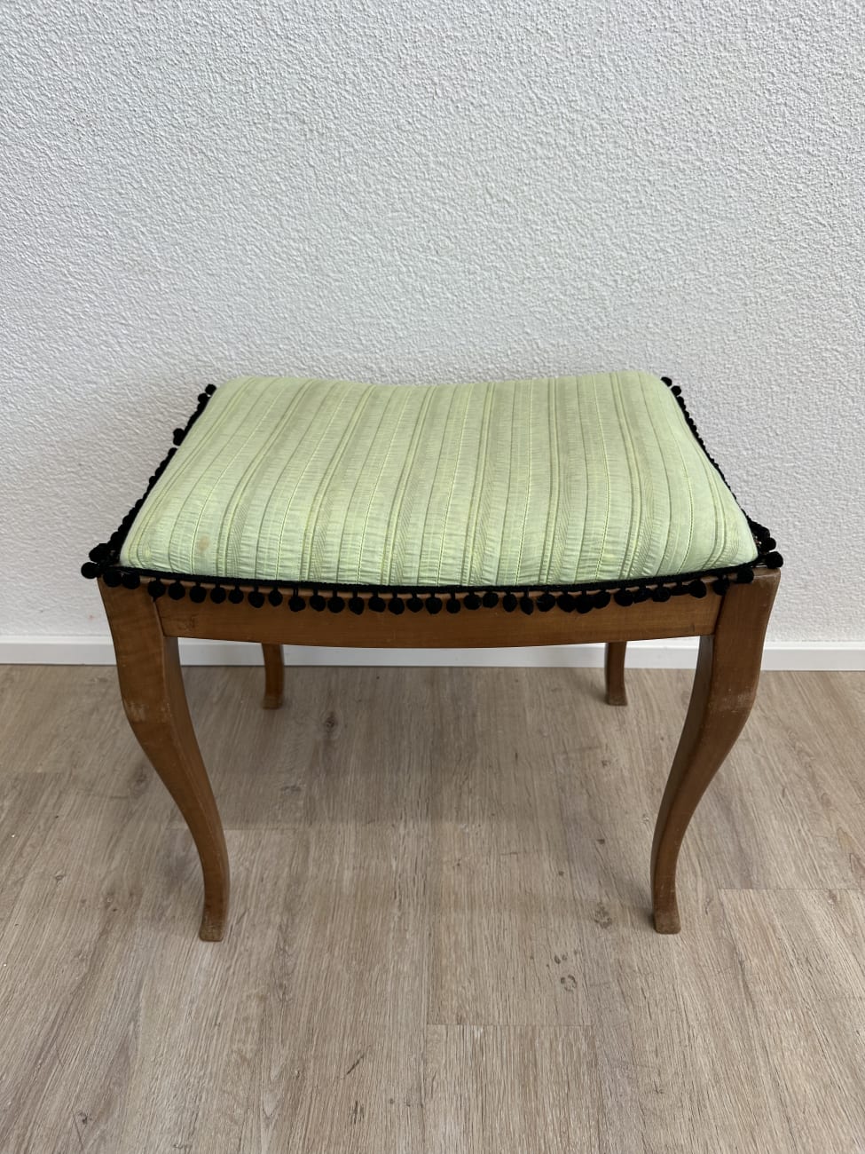Vintage Chippendale Polsterhocker aus Holz mit hellgrüner Polsterung – Bild 2