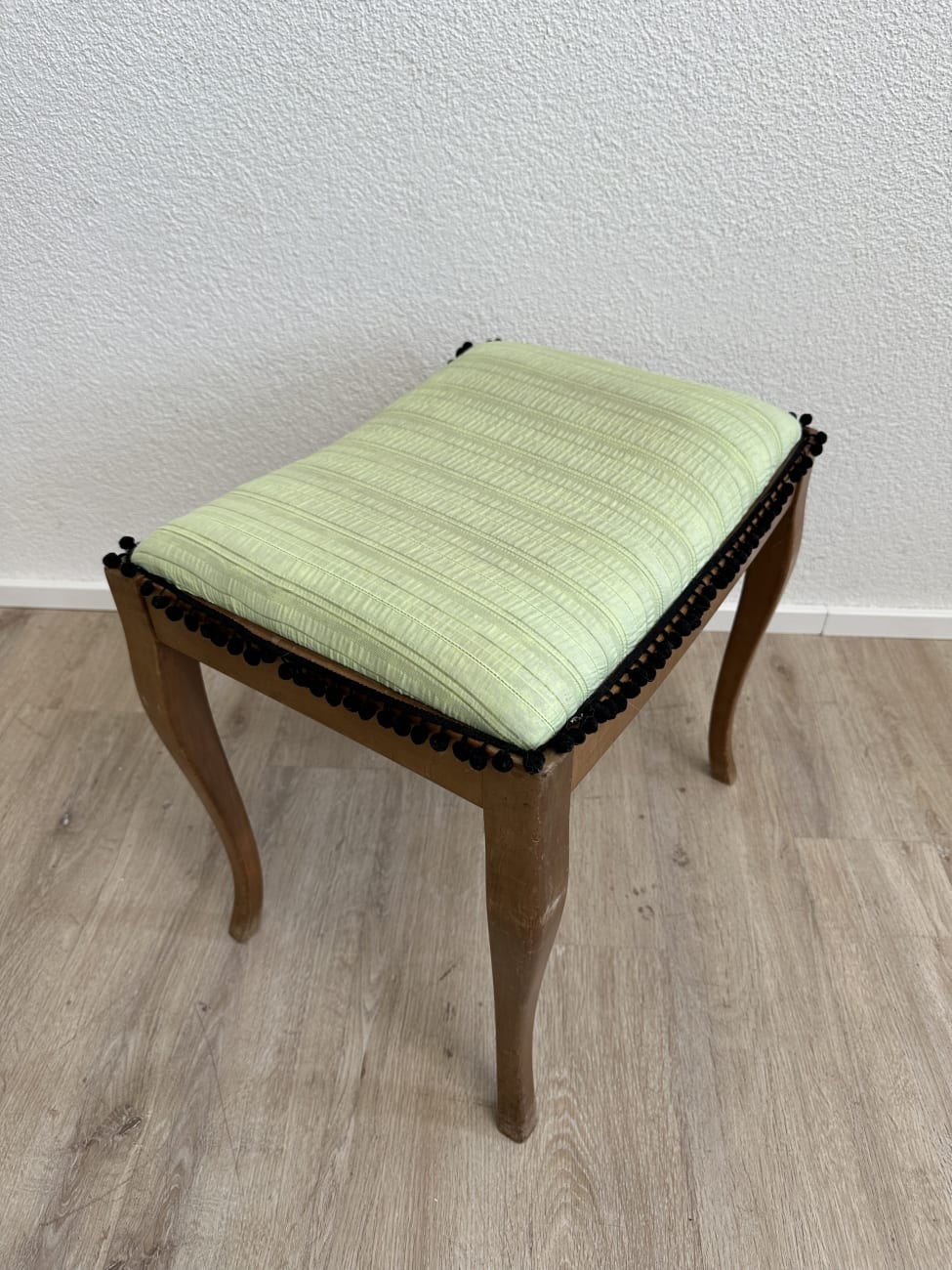 Vintage Chippendale Polsterhocker aus Holz mit hellgrüner Polsterung – Bild 3