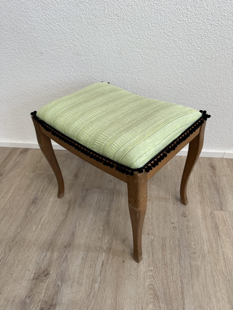 Vintage Chippendale Polsterhocker aus Holz mit hellgrüner Polsterung – Bild 4