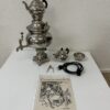 Vintage elektrischer Samowar mit glänzender Metalloberfläche