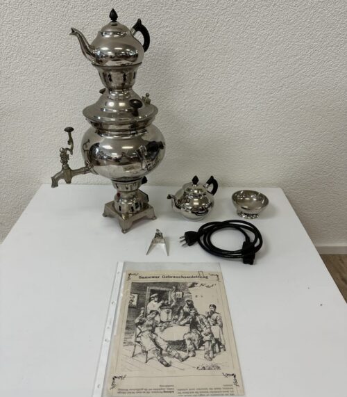 Vintage elektrischer Samowar mit glänzender Metalloberfläche
