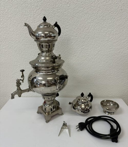 Vintage elektrischer Samowar mit glänzender Metalloberfläche