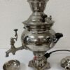 Vintage elektrischer Samowar mit glänzender Metalloberfläche