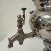 Vintage elektrischer Samowar mit glänzender Metalloberfläche