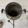 Vintage elektrischer Samowar mit glänzender Metalloberfläche