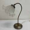 Vintage Tischlampe mit blütenförmigem Glasschirm