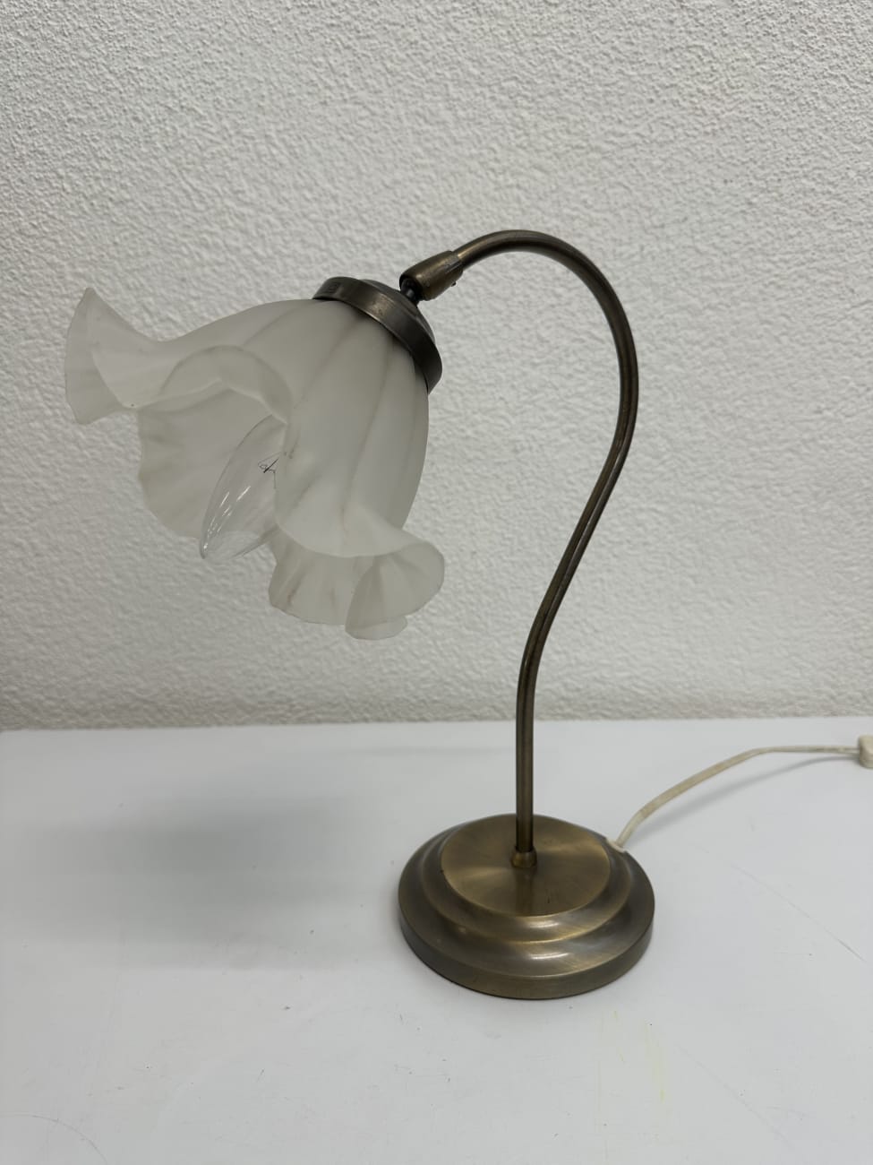 Vintage Tischlampe mit blütenförmigem Glasschirm