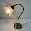 Vintage Tischlampe mit blütenförmigem Glasschirm