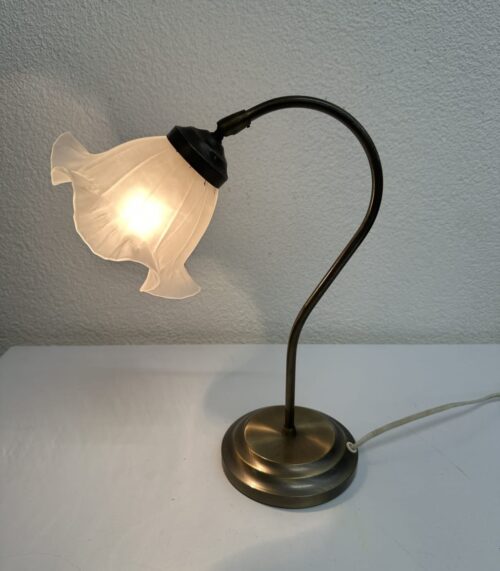 Vintage Tischlampe mit blütenförmigem Glasschirm