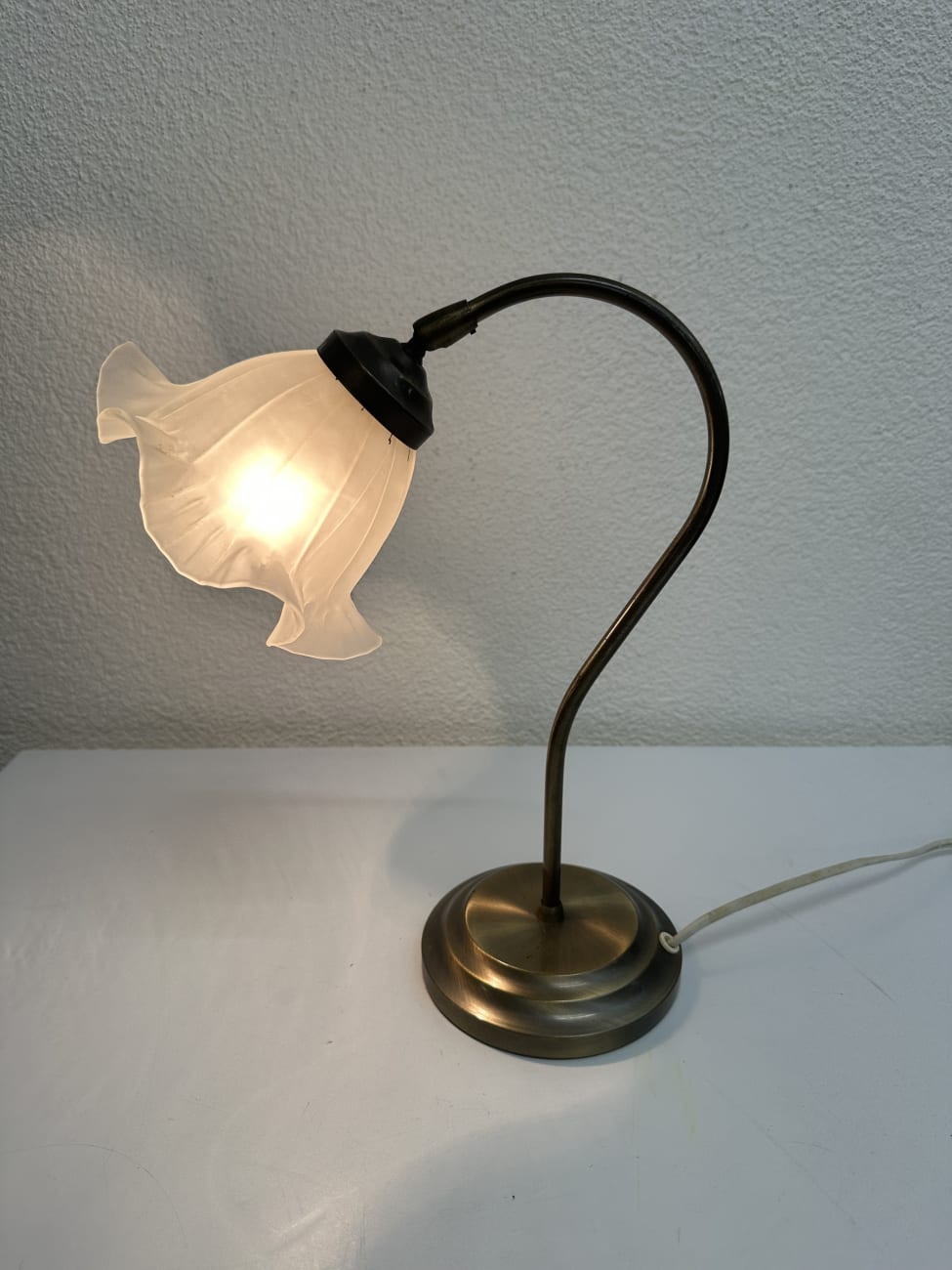 Vintage Tischlampe mit blütenförmigem Glasschirm