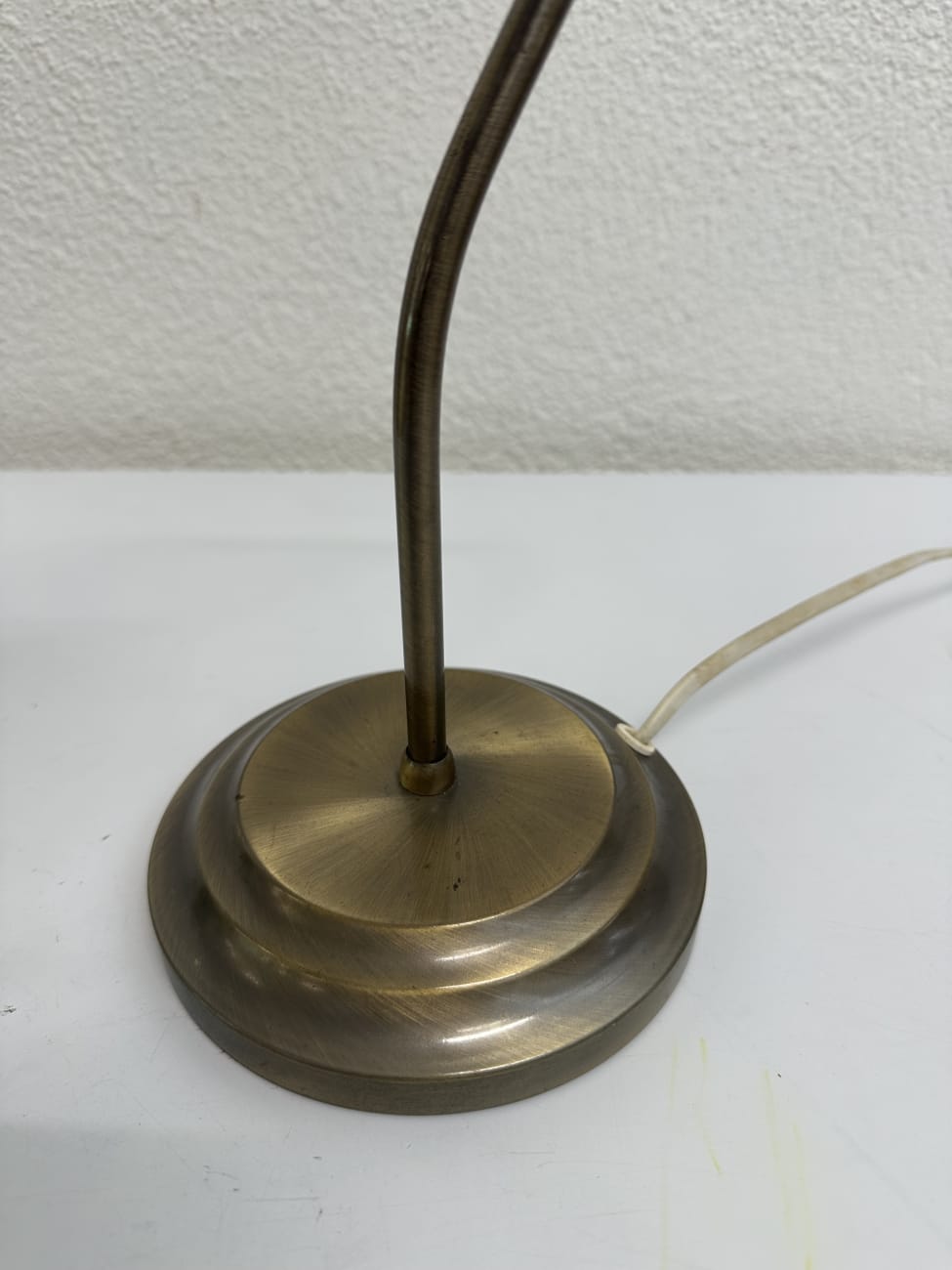 Vintage Tischlampe mit blütenförmigem Glasschirm