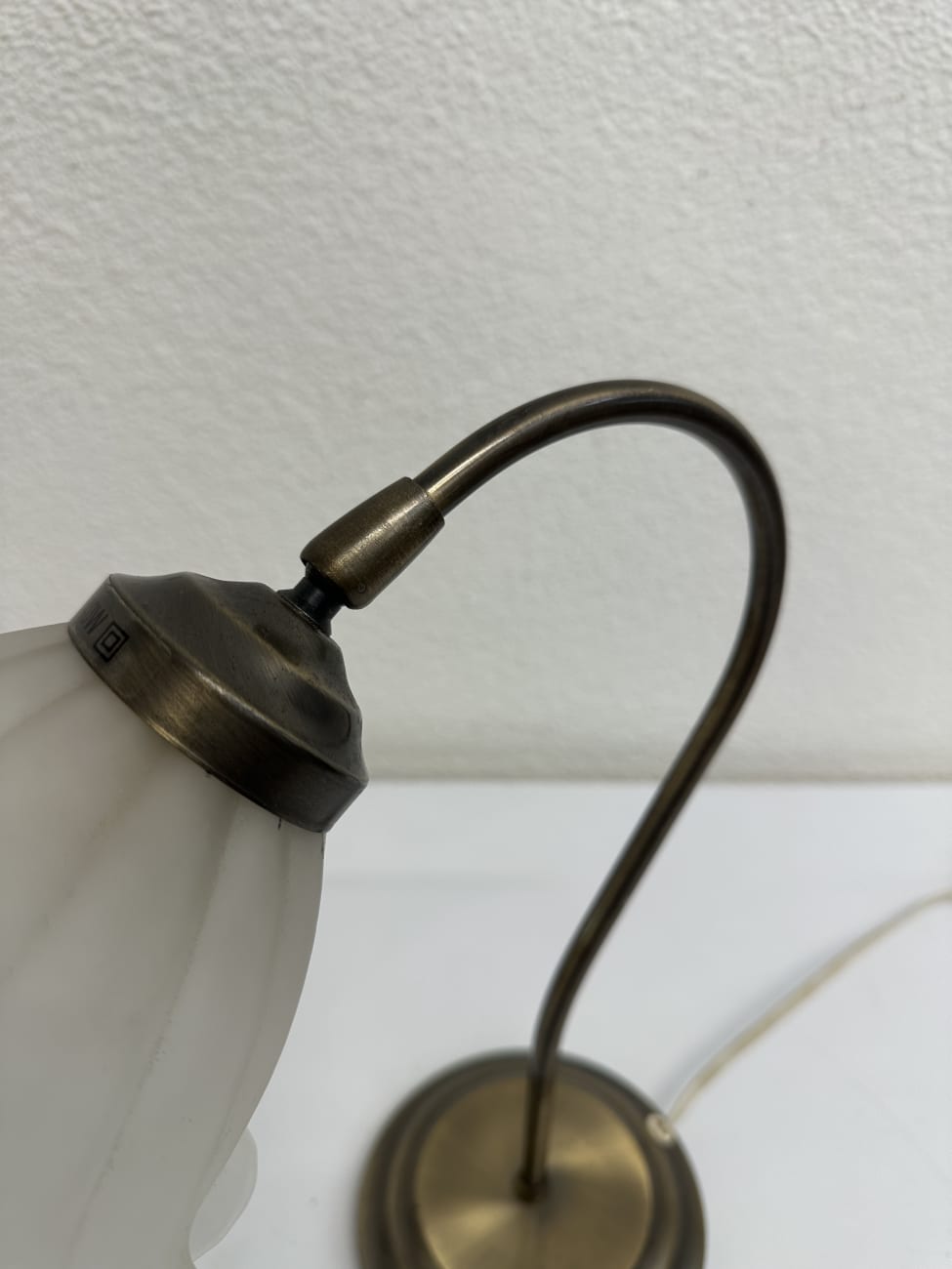 Vintage Tischlampe mit blütenförmigem Glasschirm