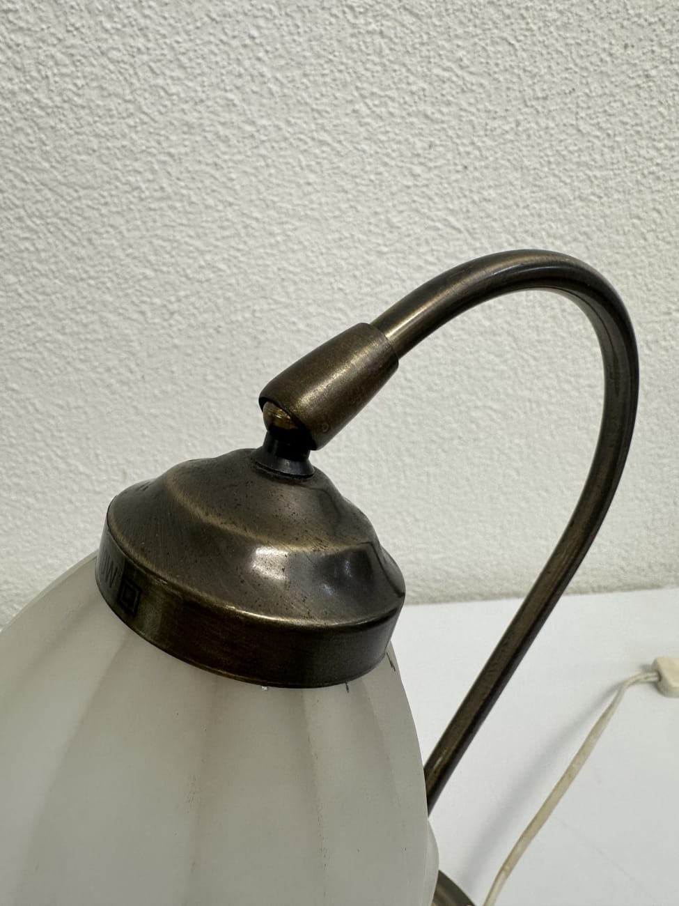 Vintage Tischlampe mit blütenförmigem Glasschirm