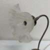 Vintage Tischlampe mit blütenförmigem Glasschirm