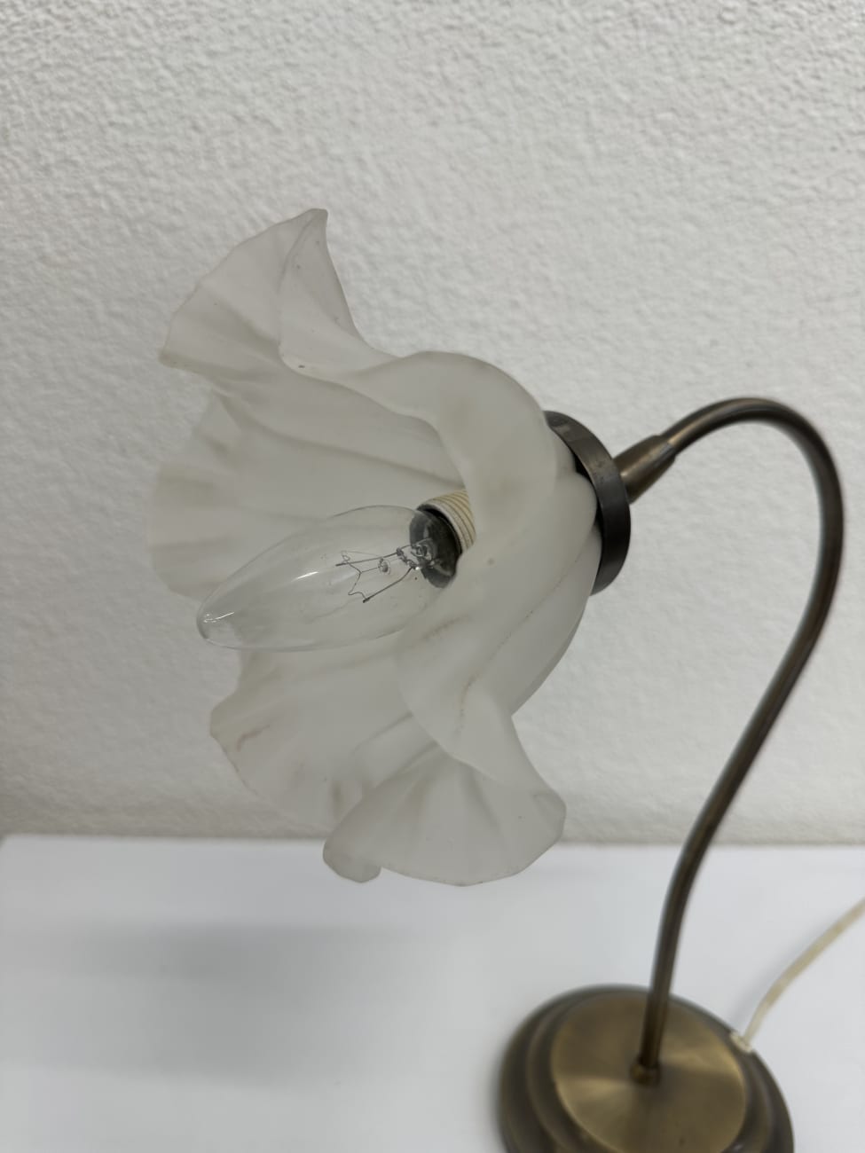 Vintage Tischlampe mit blütenförmigem Glasschirm
