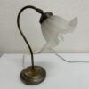 Vintage Tischlampe mit blütenförmigem Glasschirm