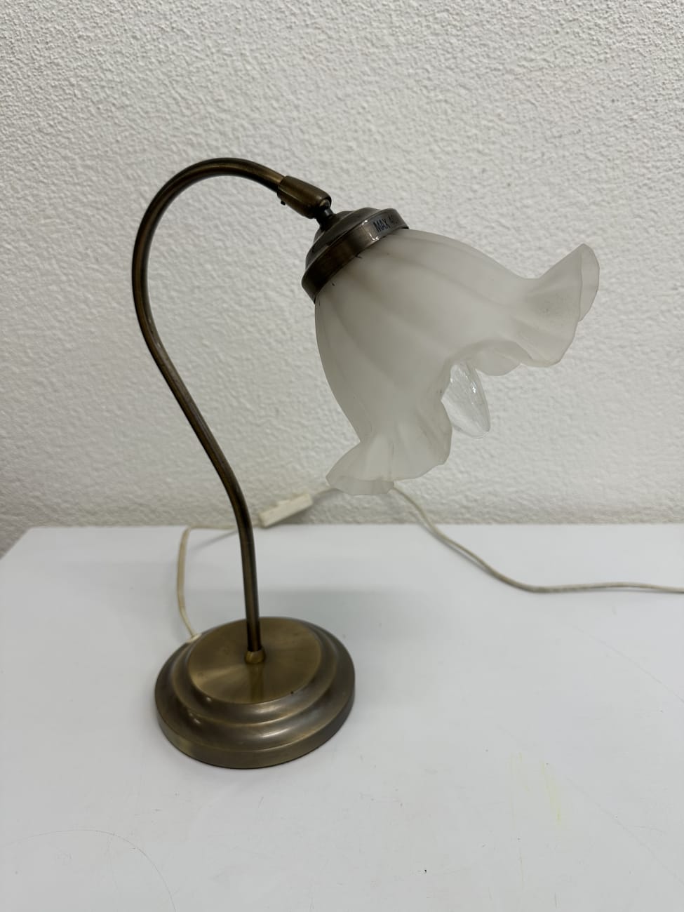 Vintage Tischlampe mit blütenförmigem Glasschirm