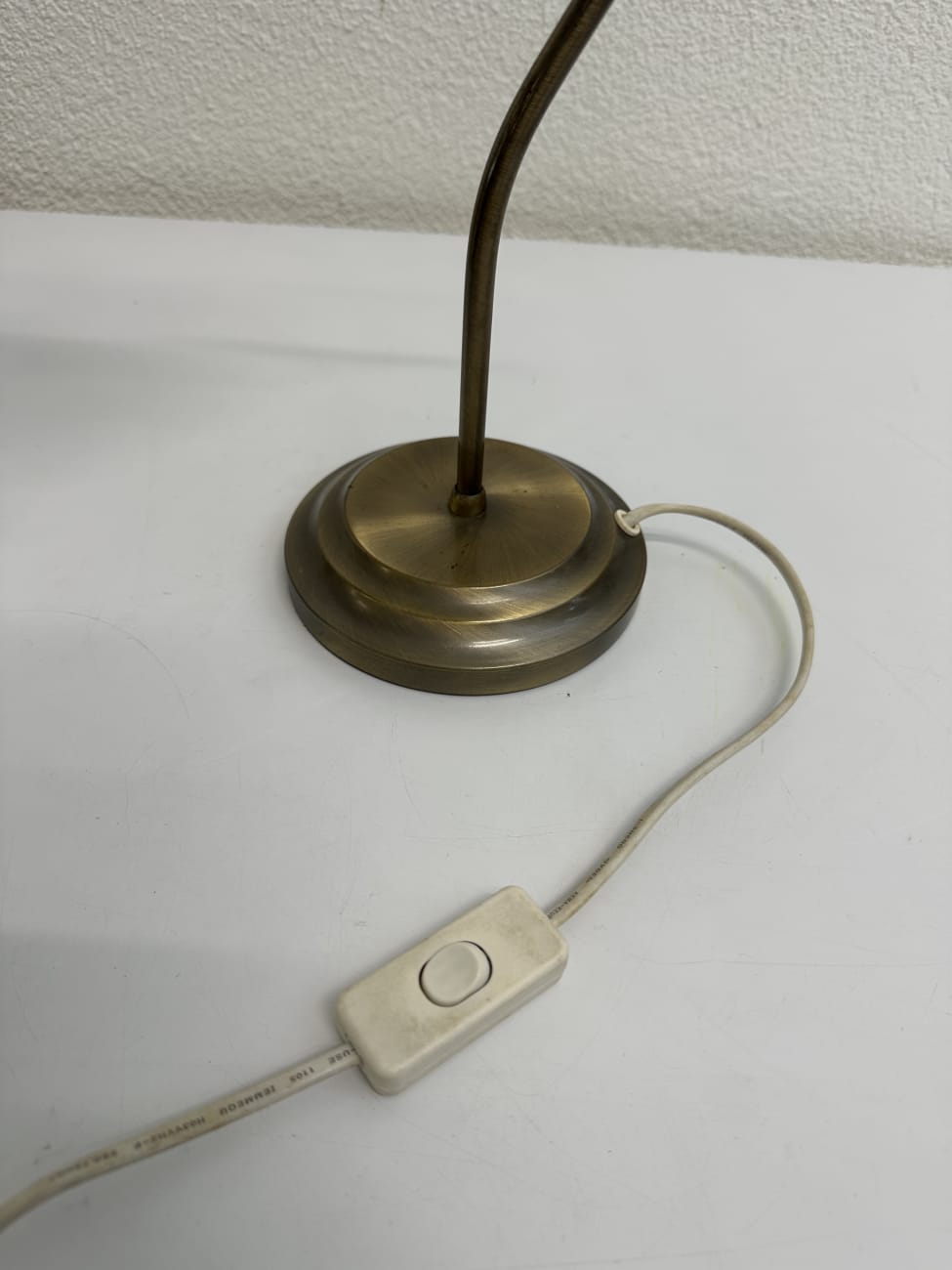 Vintage Tischlampe mit blütenförmigem Glasschirm