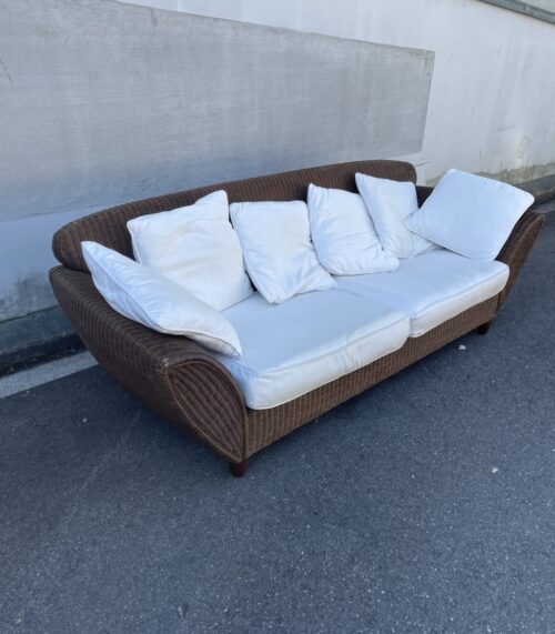 Modernes Dreisitzer Sofa mit geflochtenem Gestell