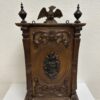 Antik Holzvitrine mit Adlerfigur und Schnitzereien