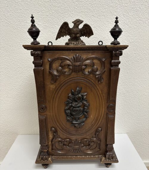Antik Holzvitrine mit Adlerfigur und Schnitzereien