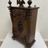Antik Holzvitrine mit Adlerfigur und Schnitzereien