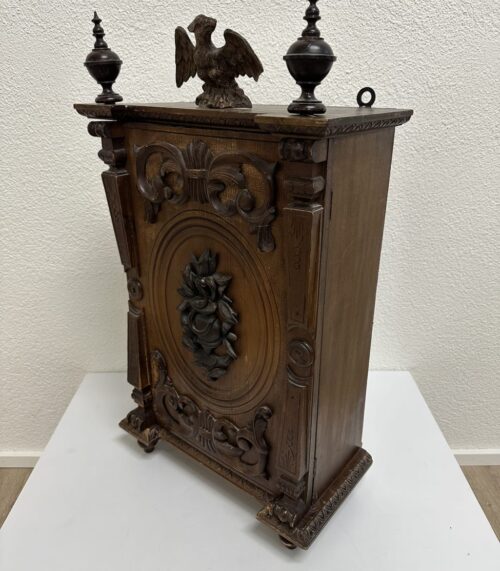 Antik Holzvitrine mit Adlerfigur und Schnitzereien