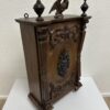 Antik Holzvitrine mit Adlerfigur und Schnitzereien