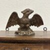 Antik Holzvitrine mit Adlerfigur und Schnitzereien