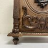 Antik Holzvitrine mit Adlerfigur und Schnitzereien