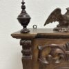 Antik Holzvitrine mit Adlerfigur und Schnitzereien