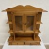 Vintage Wandregal Vitrine aus hellem Holz mit Glastüren