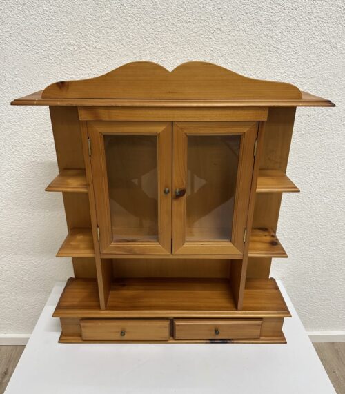 Vintage Wandregal Vitrine aus hellem Holz mit Glastüren