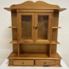 Vintage Wandregal Vitrine aus hellem Holz mit Glastüren