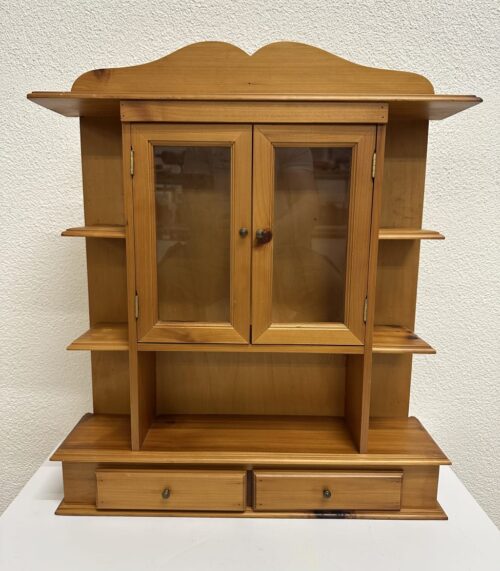 Vintage Wandregal Vitrine aus hellem Holz mit Glastüren