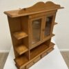 Vintage Wandregal Vitrine aus hellem Holz mit Glastüren