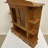 Vintage Wandregal Vitrine aus hellem Holz mit Glastüren