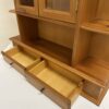 Vintage Wandregal Vitrine aus hellem Holz mit Glastüren