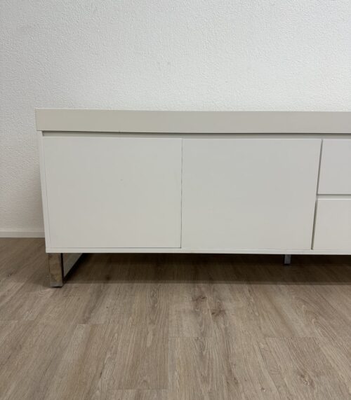 Modernes Wandsideboard weiss mit Metallfüssen